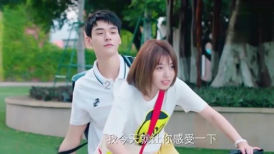 辛芷蕾又带火了一种新穿法：大衣+围巾+毛线帽，保暖时髦又洋气